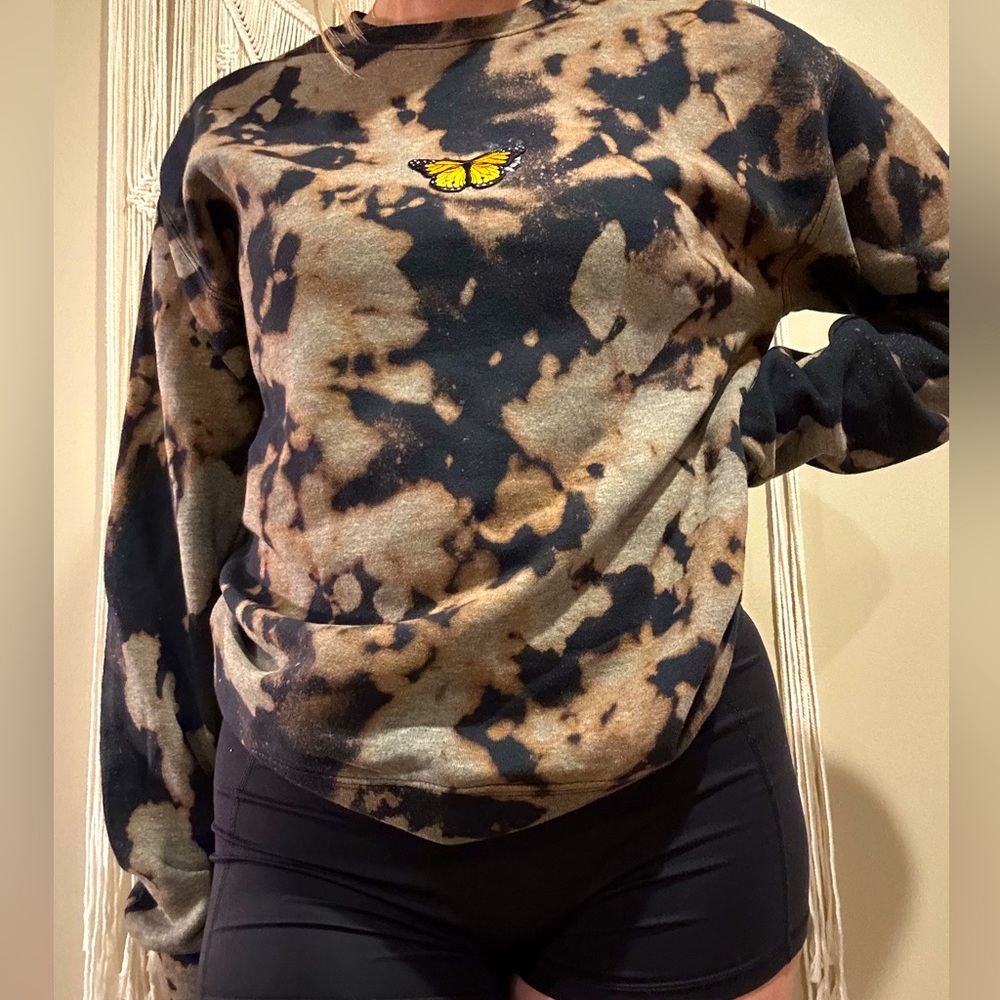 Butterfly tie- dye gray/black crewneck